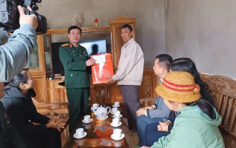 Lãnh đạo huyện Ngọc Lặc tặng quà tết tại xã Ngọc Sơn